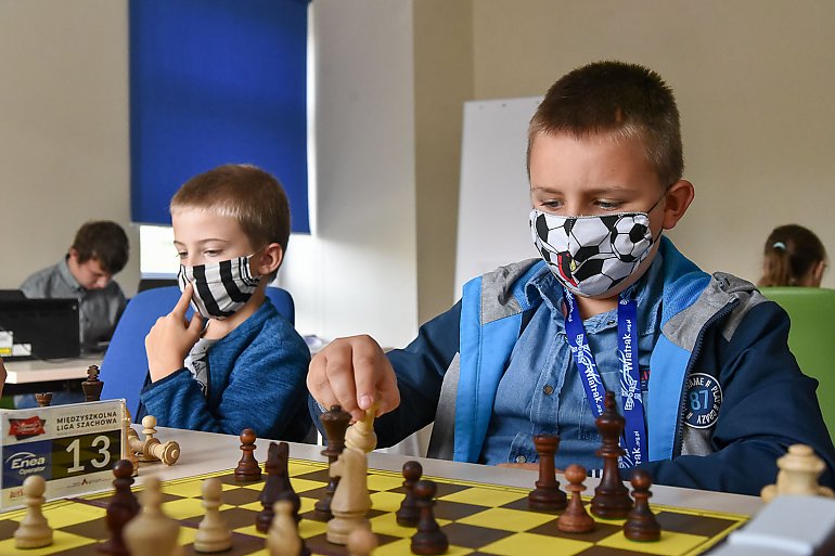 Młodzi szachiści wracają do gry w klasycznym wydaniu [ZDJĘCIA]
