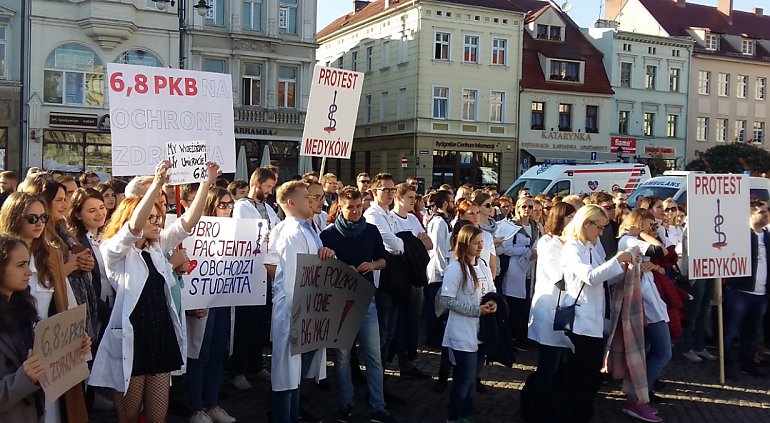 Młodzi lekarze protestowali na Starym Rynku