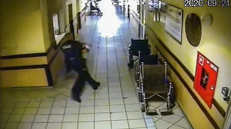 Dramatyczne sceny w szpitalu. Policjant biegł z umierającym dzieckiem na rękach