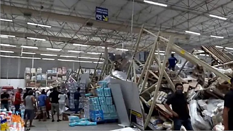 Tragedia w supermarkecie! Półki przygniotły 8 osób, jedna nie żyje