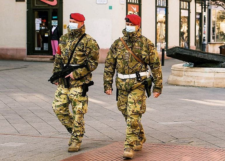 Zakaz wychodzenia z domu i godzina policyjna? Coraz bliżej totalnego zamknięcia kraju