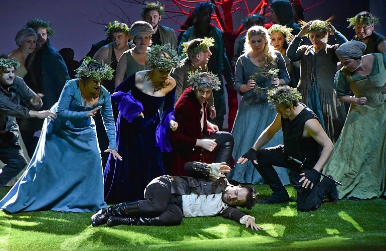 Po premierze „Falstaffa” Verdiego: spektakl zachwyca precyzją wykonania