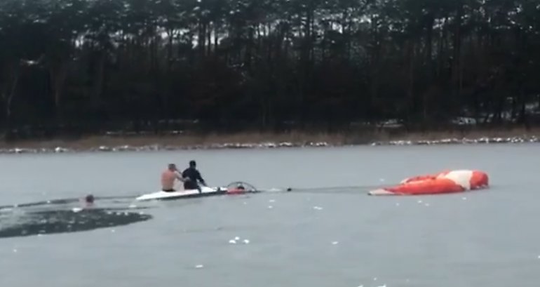 Paralotniarz wpadł do jeziora Jezuickiego. Na ratunek ruszyła grupa morsów i strażacy [VIDEO]