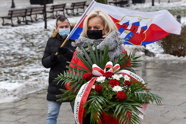 W 101. rocznicę powrotu Bydgoszczy do Polski radni  złożyli kwiaty pod pomnikiem Wolności