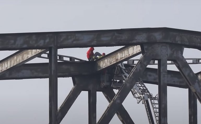 Mężczyzna na przęśle mostu w Grudziądzu. Uratowały go służby mundurowe [VIDEO]