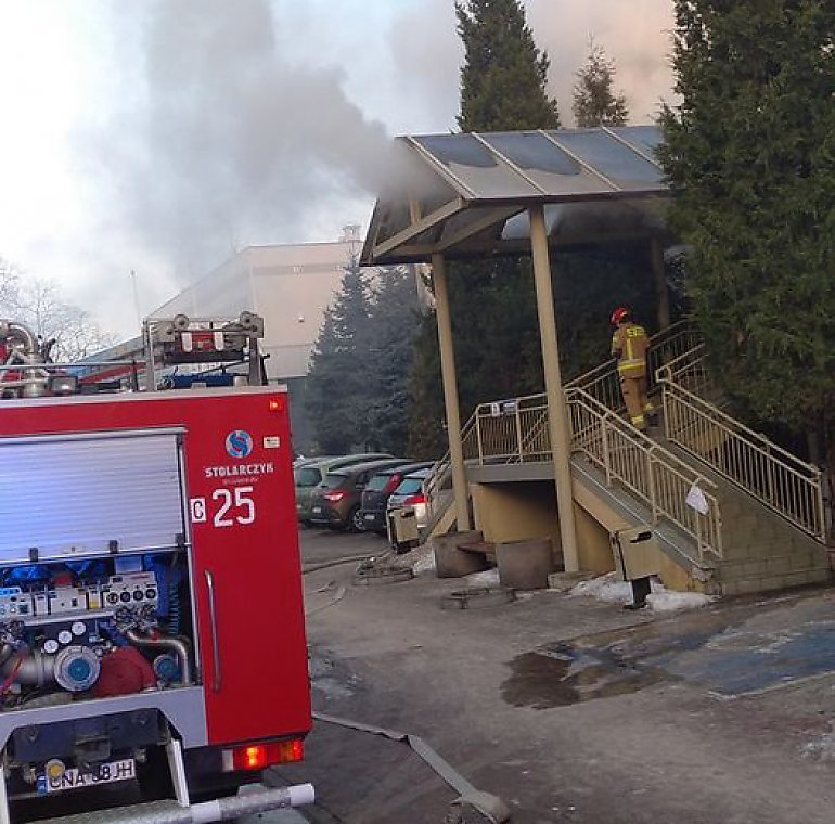 Pożar Urzędu Skarbowego w Nakle. Strażacy walczą z żywiołem już kilka godzin