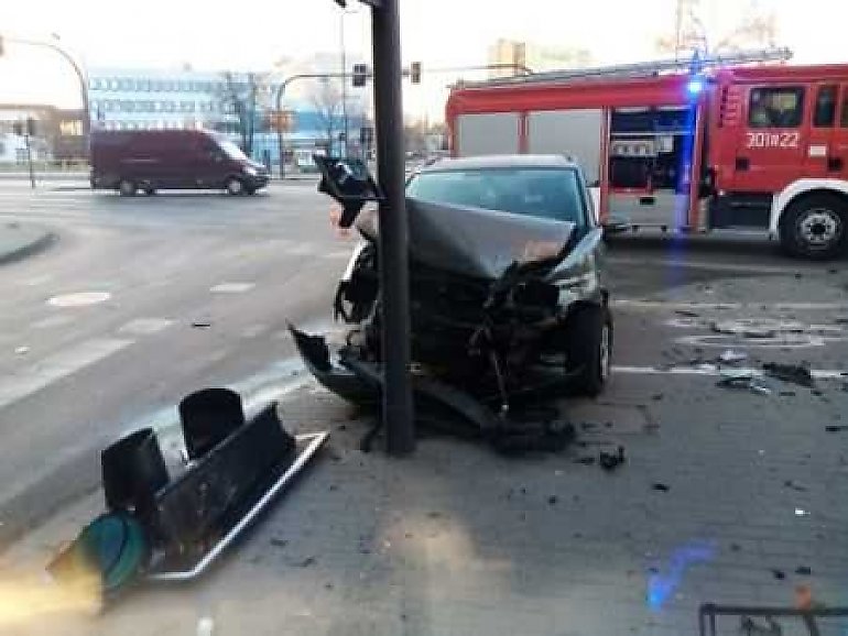 Róg Solskiego i Ugory. Kierowca uderzył w słup oświetleniowy, rannych odwieziono do szpitala  [Z OSTATNIEJ CHWILI]