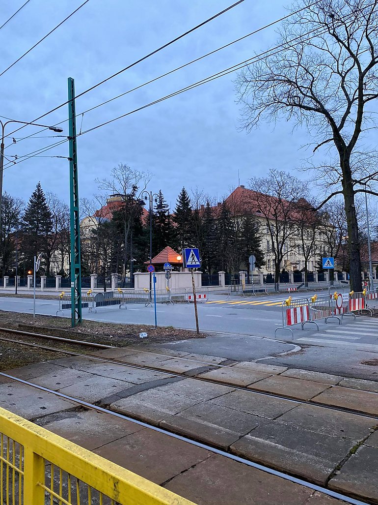 Gdańska zamknięta, kierowcy skarżą się na oznakowanie. „Z obu stron auta zawracają” [WIDEO]