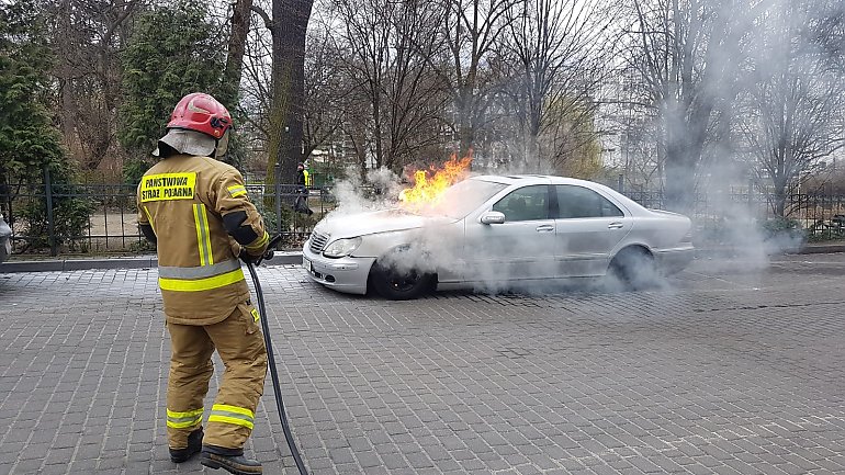 Na parkingu doszło do pożaru  samochodu osobowego [GALERIA]