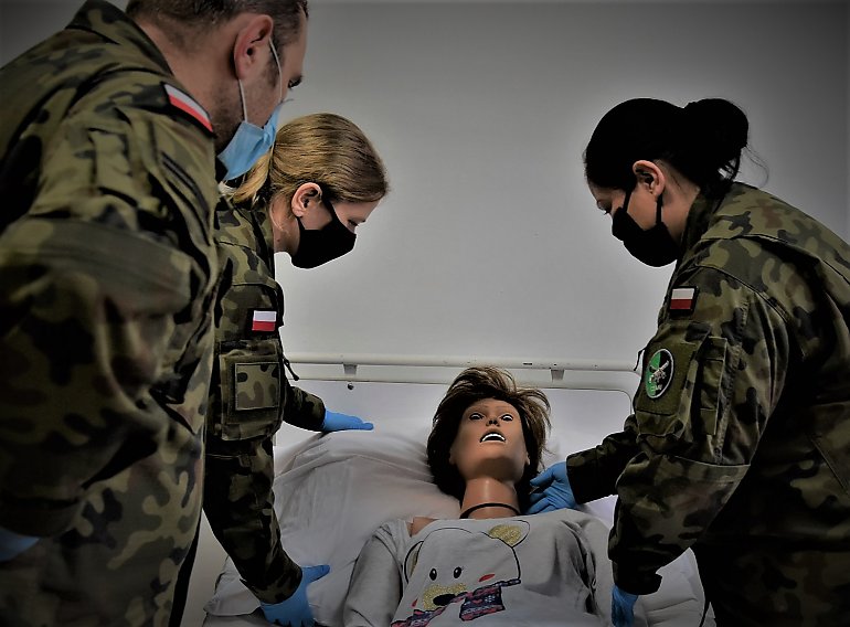 Żołnierze uczyli się opieki na pacjentami leżącymi
