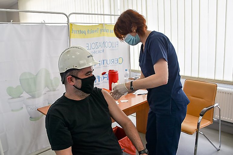 W Pesie rozpoczęły się szczepienia dla pracowników. Ponad 600 chętnych