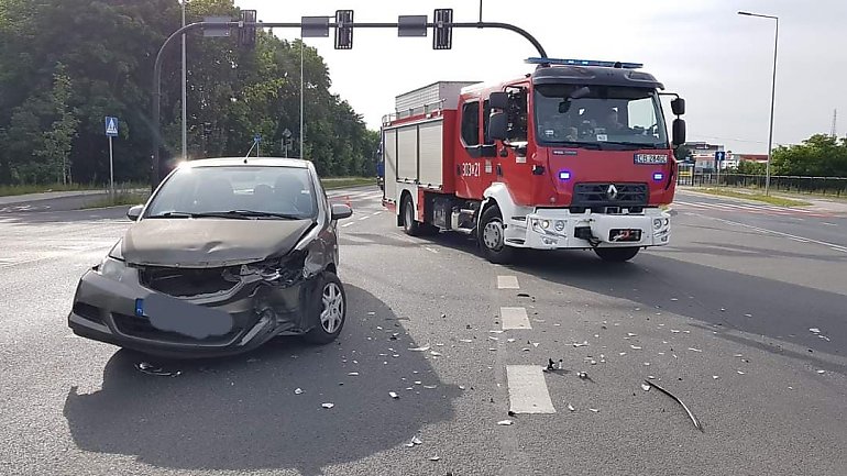 Grunwaldzka: zderzenie dwóch aut, jedno z nich przebiło barierki [ZDJĘCIA]