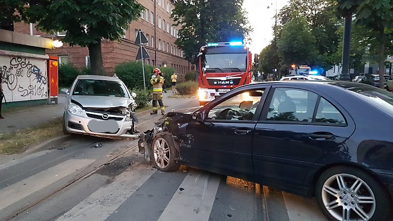 Groźne zderzenie trzech samochodów na Chodkiewicza. Ruch tramwajowy wstrzymany [GALERIA]