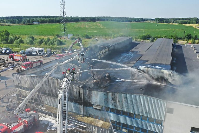 Trwa dogaszanie pożaru hali produkcyjnej w Kowalewie k. Szubina [GALERIA]