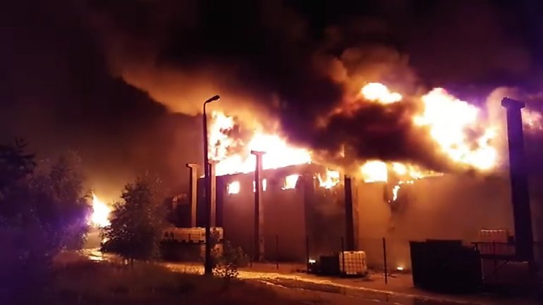 Groźny pożar hali produkcyjno-magazynowej na terenie byłych zakładów chemicznych Zachem [VIDEO]
