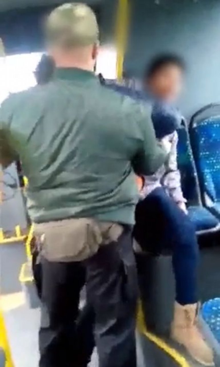 Czarnoskóra pasażerka zaatakowana przez kontrolerów. Policja szuka świadków