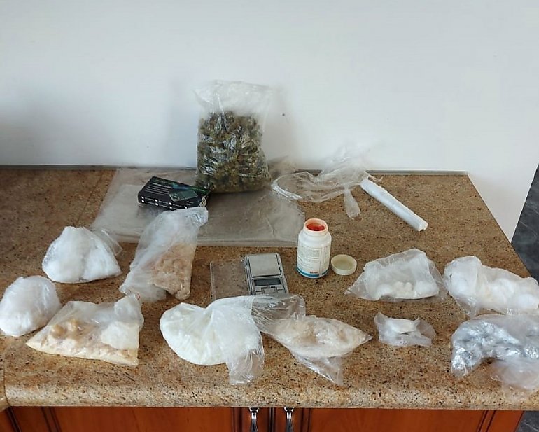 1,5 kg narkotyków,  w tym: amfetamina, marihuana i ekstazy.  Policyjny trop okazał się celny