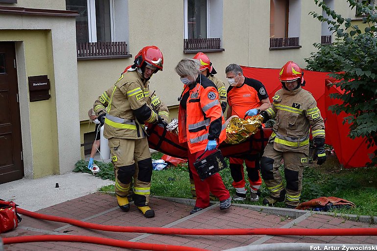 Pożar w mieszkaniu na Śląskiej w Bydgoszczy. Mężczyzna z licznymi poparzeniami trafił do szpitala [ZDJĘCIA]