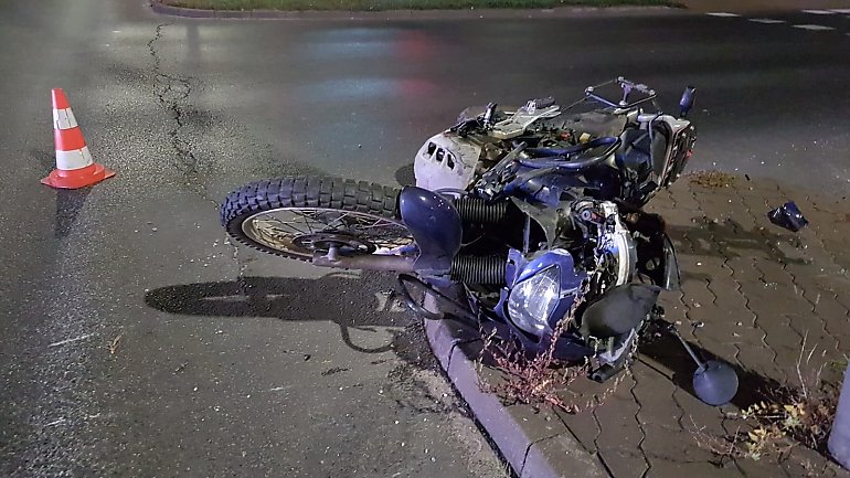 Motocykl i osobówka zderzyły się na skrzyżowaniu Kamiennej i Wyszyńskiego