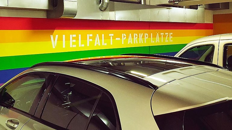 W Niemczech powstały miejsca parkingowe dla LGBT i imigrantów