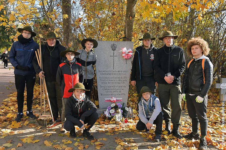 Harcerze ZHR upamiętnili żołnierzy na cmentarzu Nowofarnym [ZDJĘCIA]