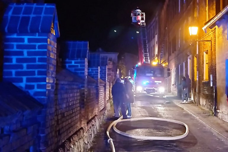 Chełmscy policjanci pomogli mieszkańcom płonącej kamienicy