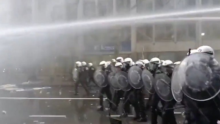 Ogromne zamieszki w Brukseli. Protestowali przeciw segregacji sanitarnej