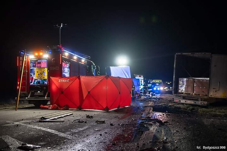 Śmiertelne zderzenie ciężarówki z dostawczakiem  na DK25 w Goscieradzu  [GALERIA]