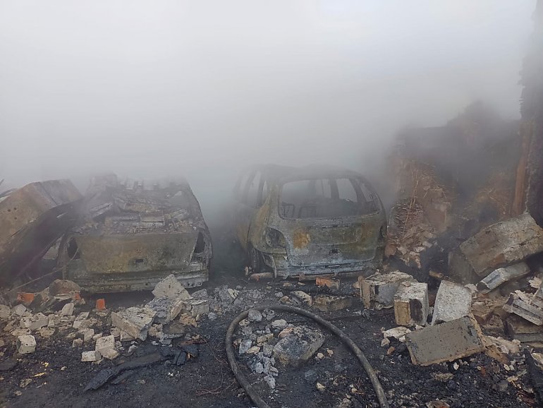 Spaliły się zabudowania, samochody oraz sprzęt rolniczy. 9 zastępów Straży Pożarnej w akcji