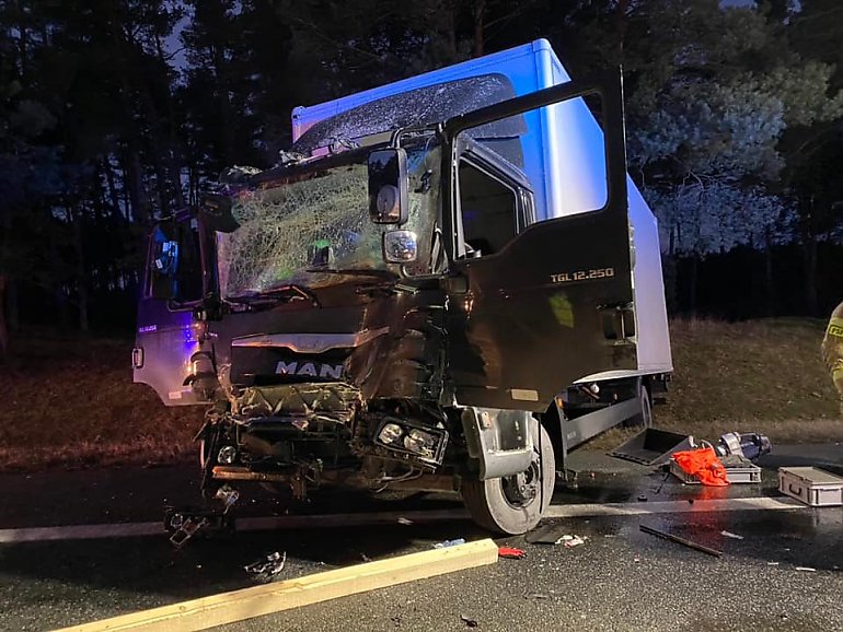 Czołowe zderzenie dwóch ciężarówek na S10 w Przyłubiu. Kierowca zakleszczony w kabinie, ruch utrudniony