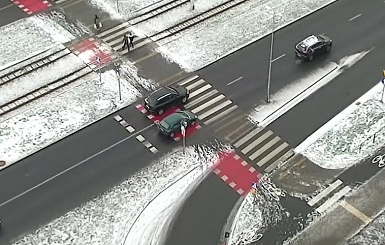 Policyjny dron obserwował kierowców na przejściach dla pieszych [VIDEO]