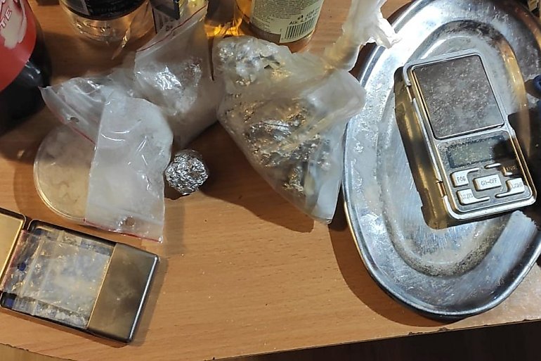 35-latek miał w mieszkaniu ponad kilogram narkotyków