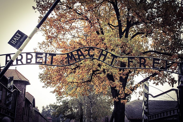 Skandaliczny gest przy bramie Auschwitz-Birkenau. Turystka tłumaczy to żartem