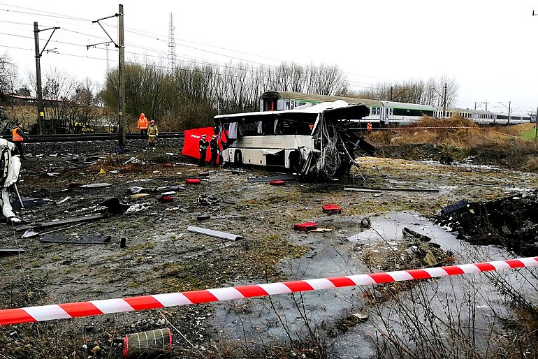 Autobusem wjechał pod pociąg. Kierowca zginął na miejscu [AKTUALIZACJA]