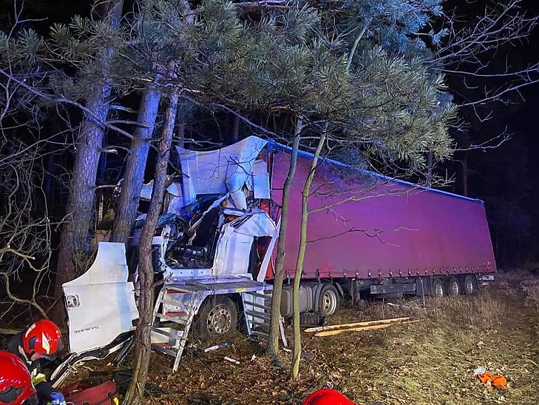 Groźne wichury w regionie! Na DK 10 kierowca ciężarówki uwięziony w kabinie 