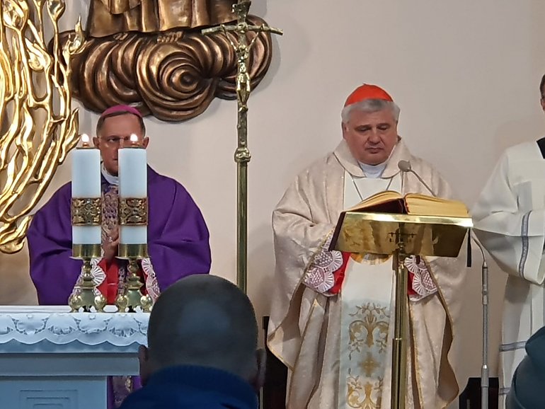 Z modlitwą o pokój w czas wojny. Wysłannik papieża Franciszka wśród uchodźców we Lwowie