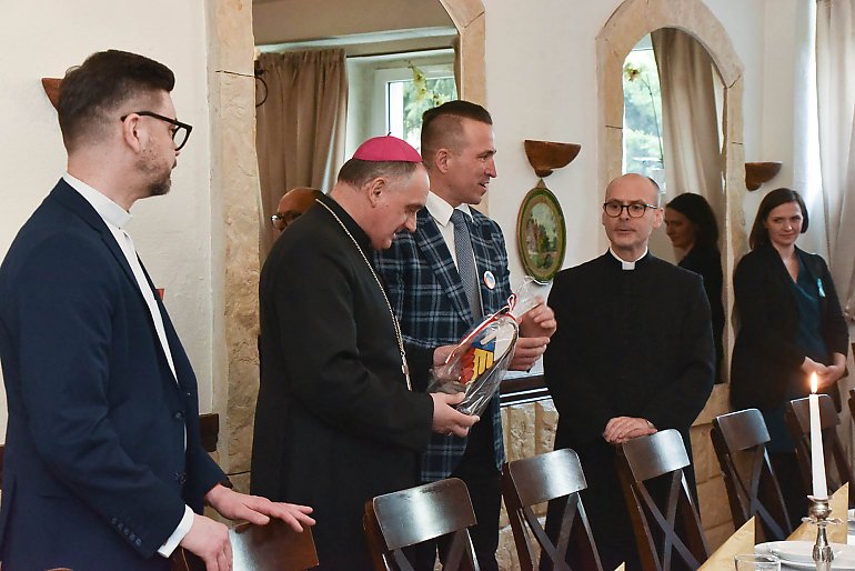 Biskup Włodarczyk spotkał się z organizatorami „Konwojów dobroci” do Lwowa