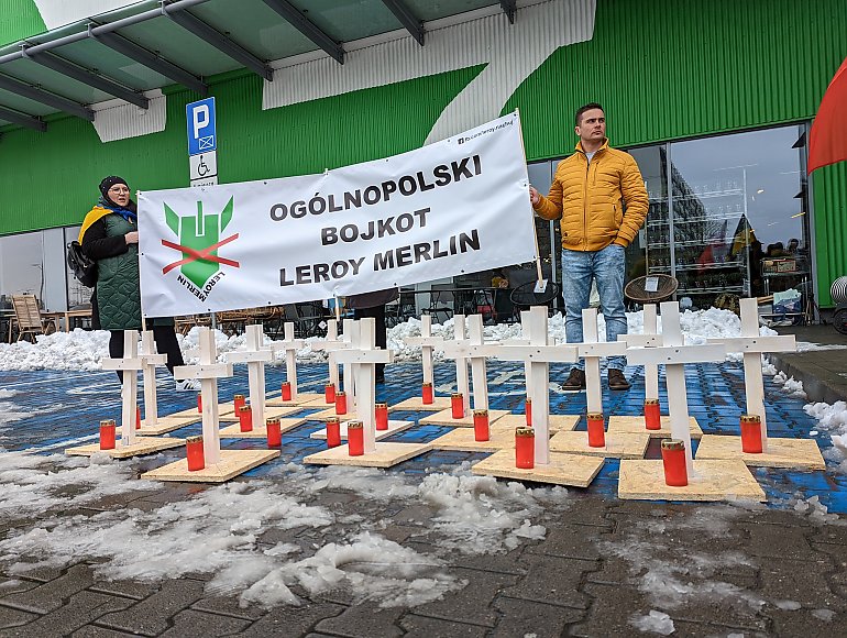 Wowa z Ukrainy samotnie protestuje przed Leroy Merlin w Bydgoszczy.  Kolejny protest w sobotę