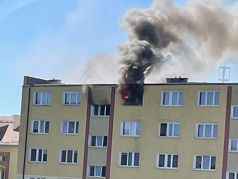 Pożar wybuchł w jednym z bloków w Solcu Kujawskim. Strażacy wyprowadzili lokatora z płonącego mieszkania [GALERIA]