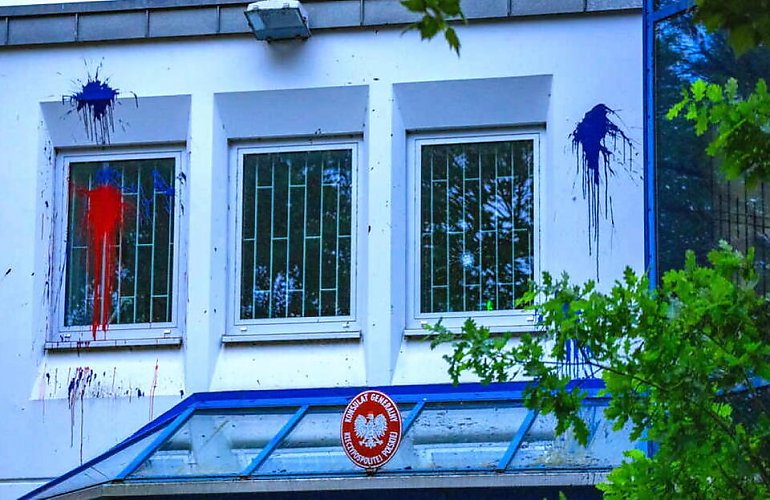 Zaatakowano polski konsulat w Hamburgu. Farby były w kolorze rosyjskiej flagi, spalono też opony