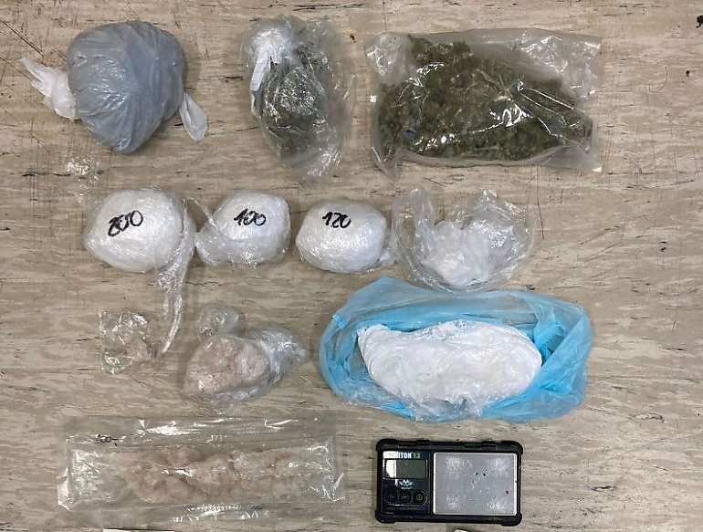 U mieszkańca Błonia policja zabezpieczyła prawie kilogram narkotyków