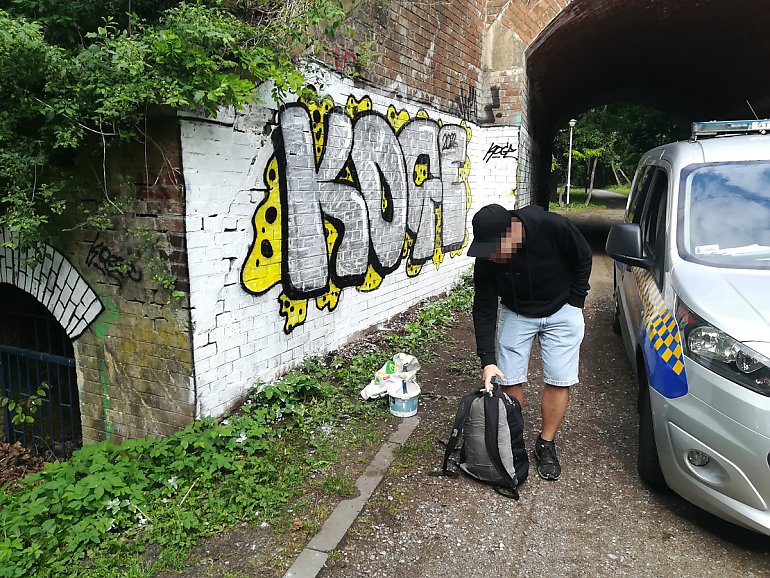 Graficiarz ujęty przez straż miejską. Malował na ścianie wiaduktu przy ul. Nakielskiej