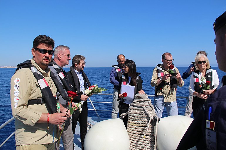 Stowarzyszenie Wypraw Wrakowych oddało hołd marynarzom z ORP Kujawiak. Otrzymali też medale [GALERIA]