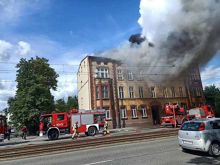 PILNE! Pożar kamienicy na Jagiellońskiej. Możliwe utrudnienia w kursowaniu tramwajów