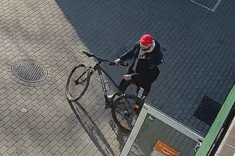 Ukradł rower sprzed sklepu przy ul. Poznańskiej. Rozpoznajesz go? [KOMUNIKAT]