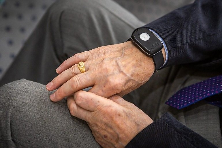 Kolejne gminy będą rozprowadzać wśród osób starszych „bransoletki życia”