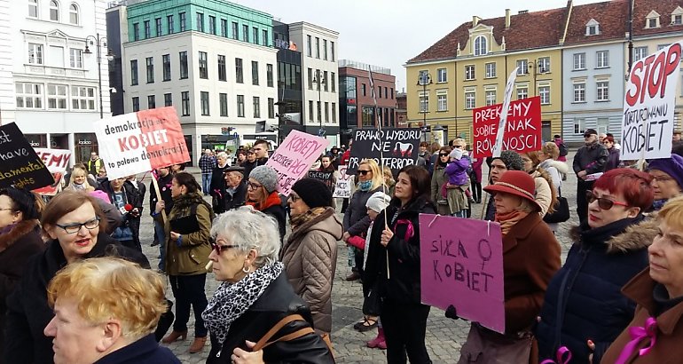 Feministki protestowały przeciw przemocy władzy i zakazowi aborcji [WIDEO]