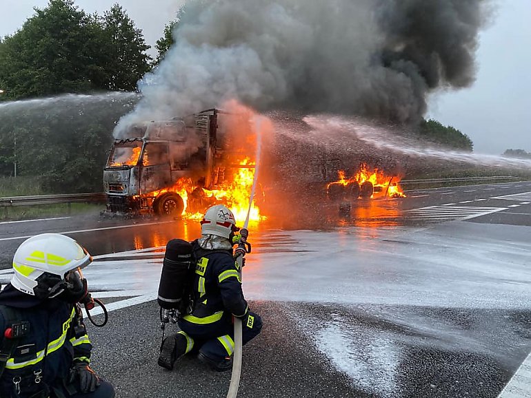 Pożar na DK 10 w Makowiskach. Płonęła ciężarówka przewożąca puste beczki [ZDJĘCIA]