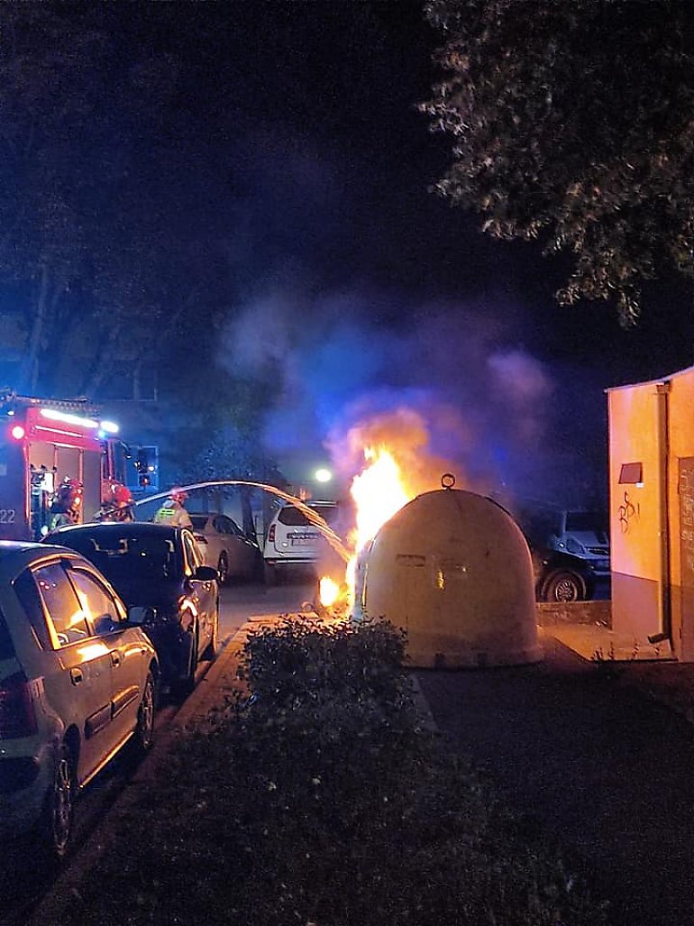 Nocny pożar pojemnika na śmieci przy ul. Czackiego