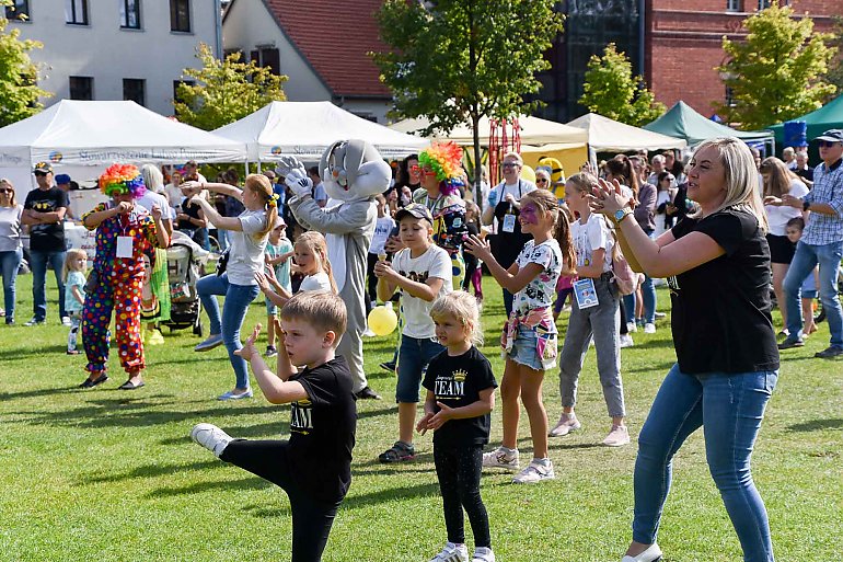 Na Wyspie Młyńskiej odbył się piknik „Łatwo pomagać”. Cel: wsparcie rodzin onkologicznych [GALERIA ZDJĘĆ]